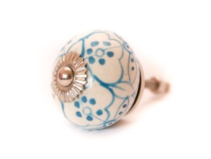 Biała gałka w niebieskie wzory w stylu marokańskim